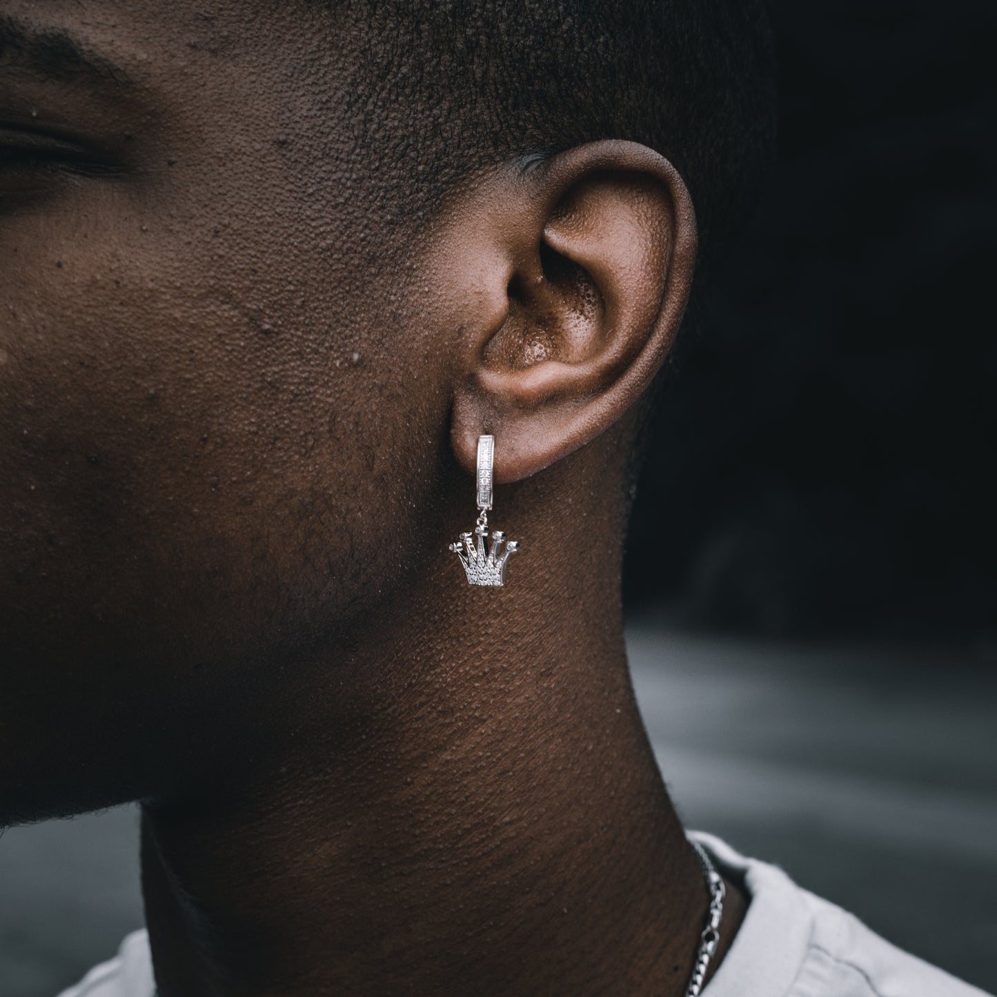 THE THRONE DANGLY EARRINGS IN WHITE GOLD