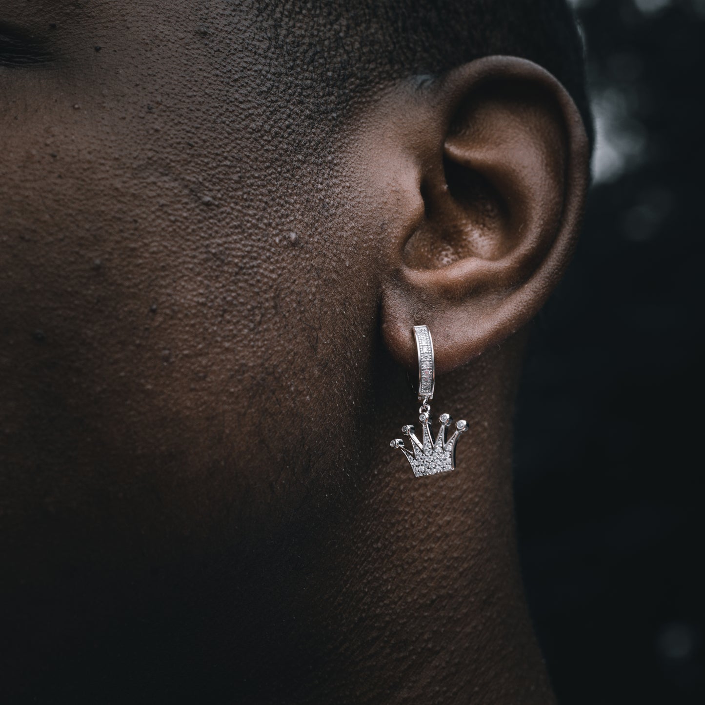 THE THRONE DANGLY EARRINGS IN WHITE GOLD